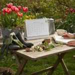 Gartenzaun, Gartenzubehör und Gartenarbeit im Blumenbeet – perfekte Gartengestaltung.